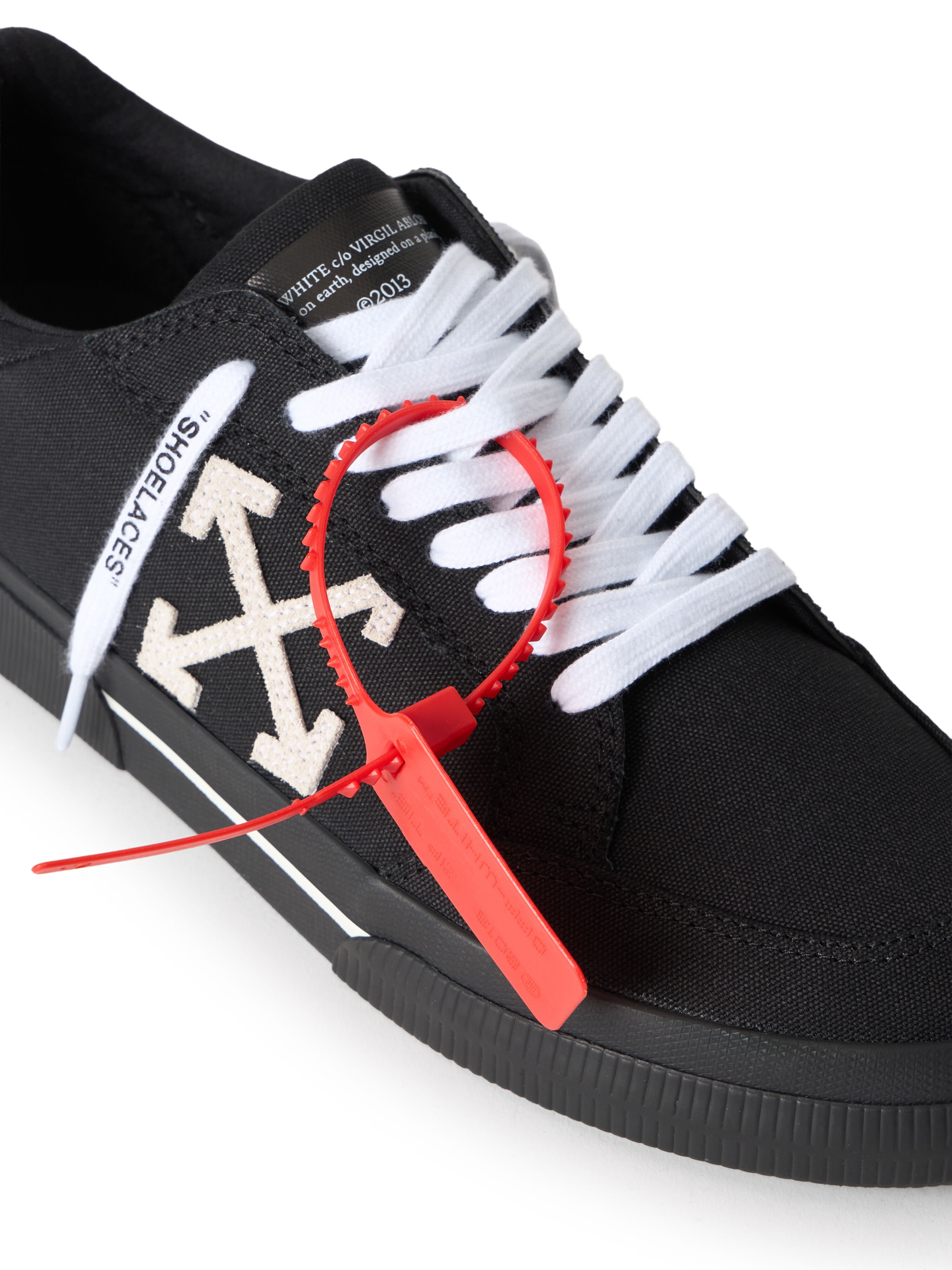 OFF WHITE Vulcanized Low Sneakers BLACK/WHITE OMIA293C99FAB003