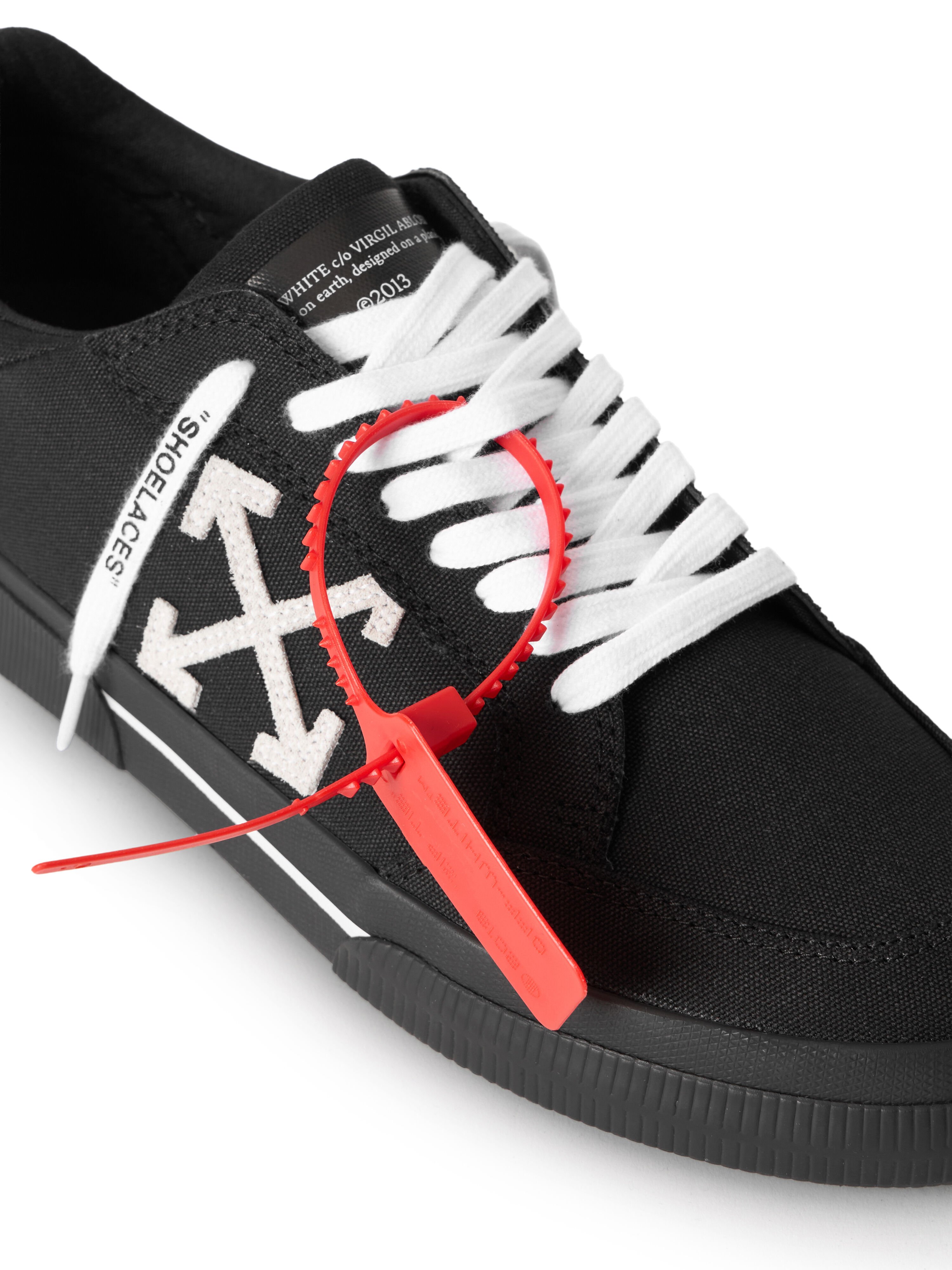 OFF WHITE Vulcanized Low Sneakers BLACK/WHITE OMIA293C99FAB003