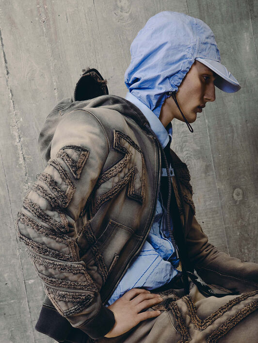 OFF WHITE Arrow Distr Den Zip Skate Hood Jacket LICORICE - LICORICE OMBE015W25DEN001