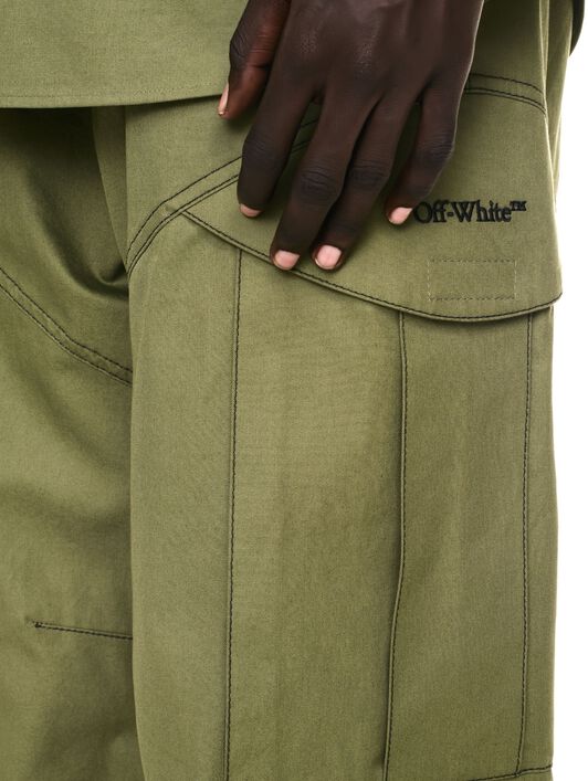 MILITÄRGRÜNE BAUMWOLL-CARGOHOSE MIT PFEIL-DETAILS OFF WHITE MILITÄRGRÜNE BAUMWOLL-CARGOHOSE MIT PFEIL-DETAILS GRÜN OMCF042F24FAB001