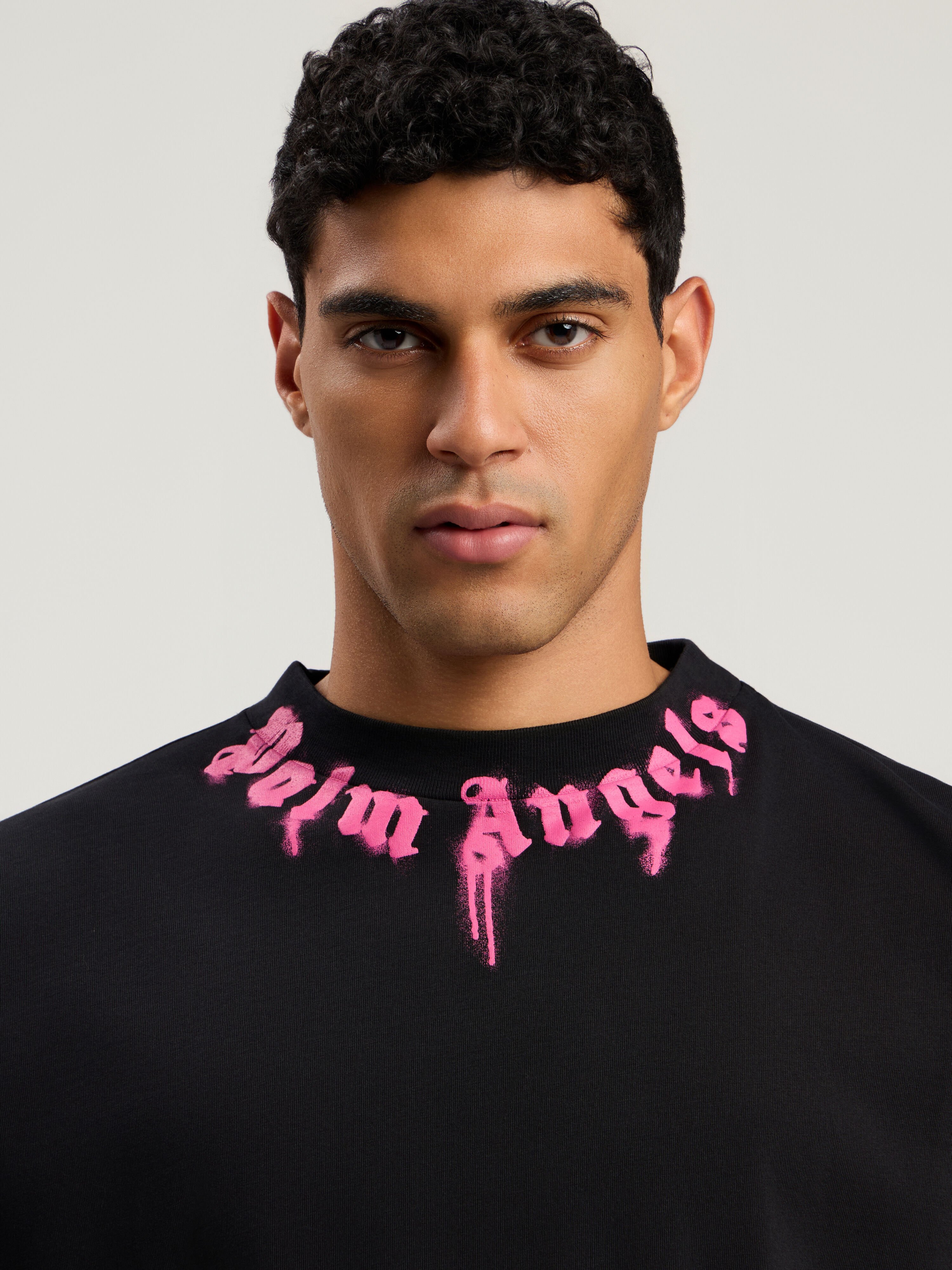 PALM ANGELS Curved Logo T-Shirt BLACK - FUCHSIA PMAA10BF25JER006