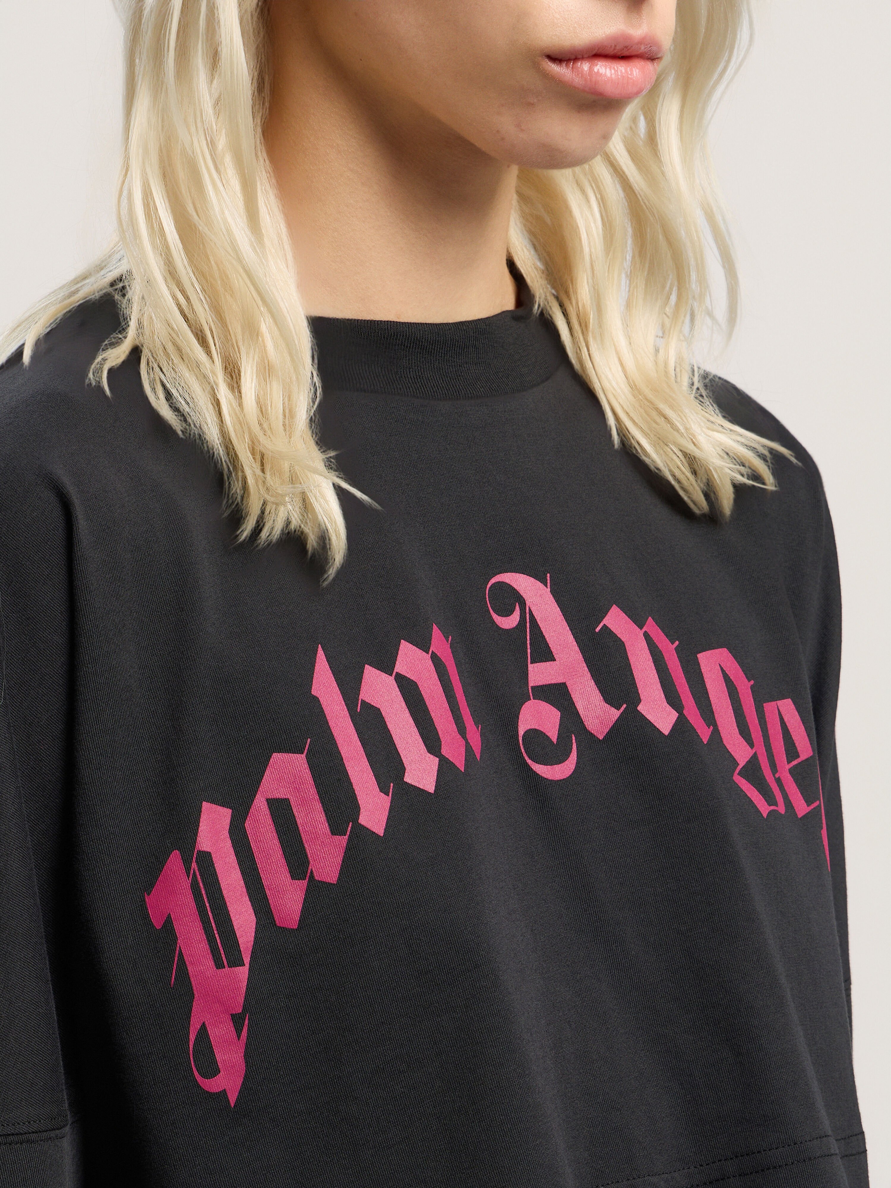 PALM ANGELS Curved Logo Crop Long Sleeve BLACK - FUCHSIA PWAB023F25JER002