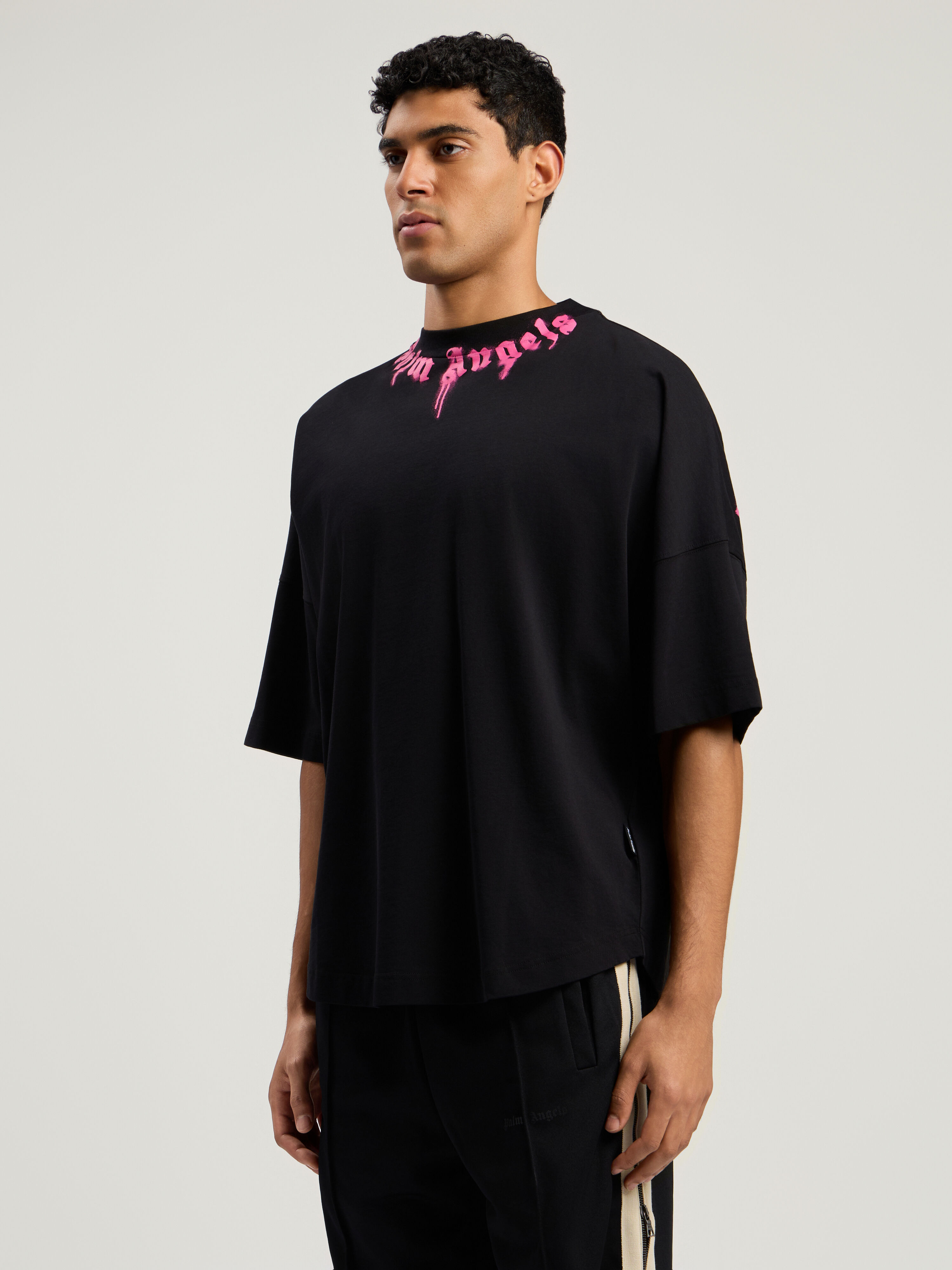 PALM ANGELS Curved Logo T-Shirt BLACK - FUCHSIA PMAA10BF25JER006