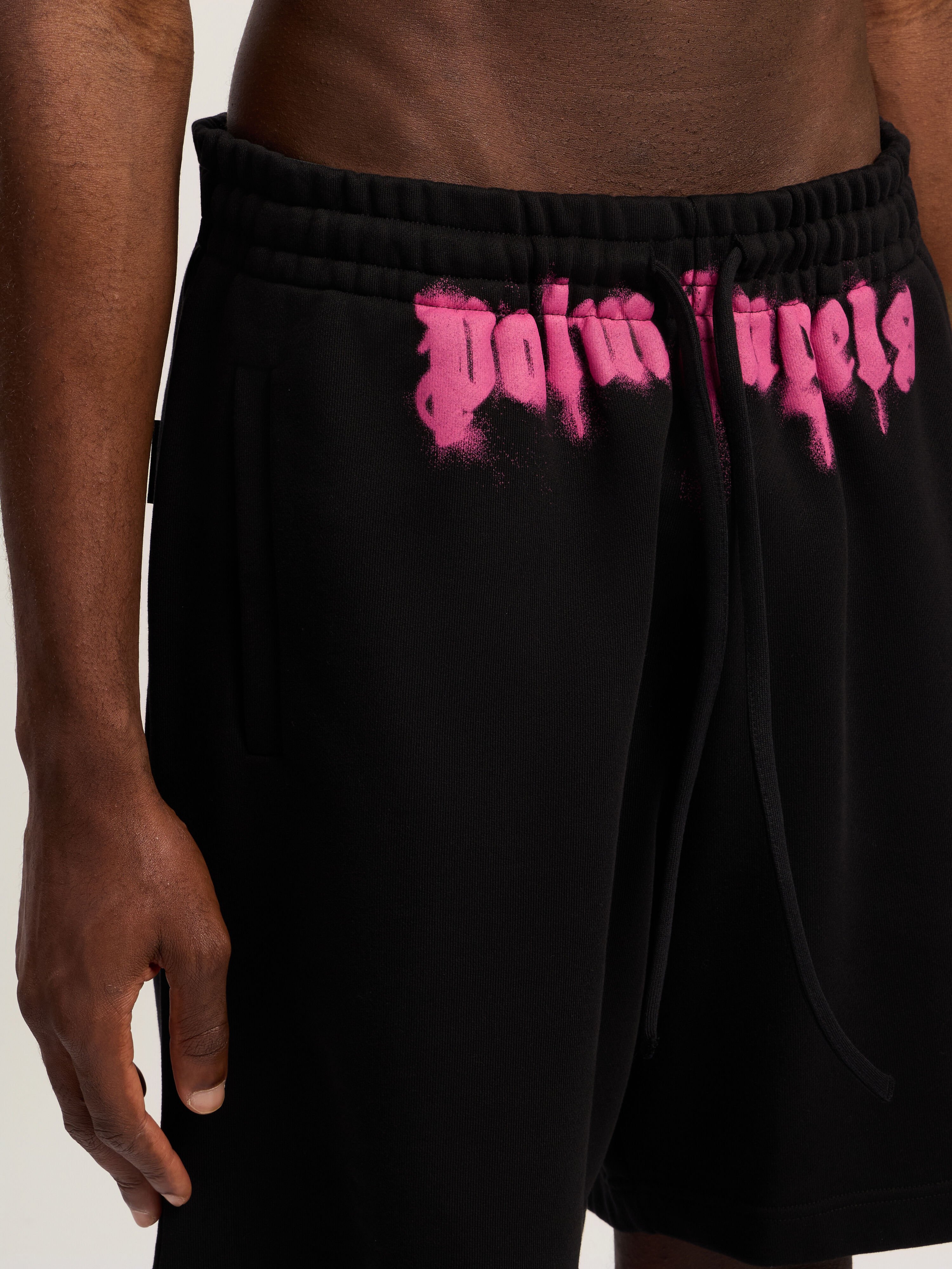 PALM ANGELS Sprayed Logo Sweatshorts BLACK - FUCHSIA PMCI019F25FLE003