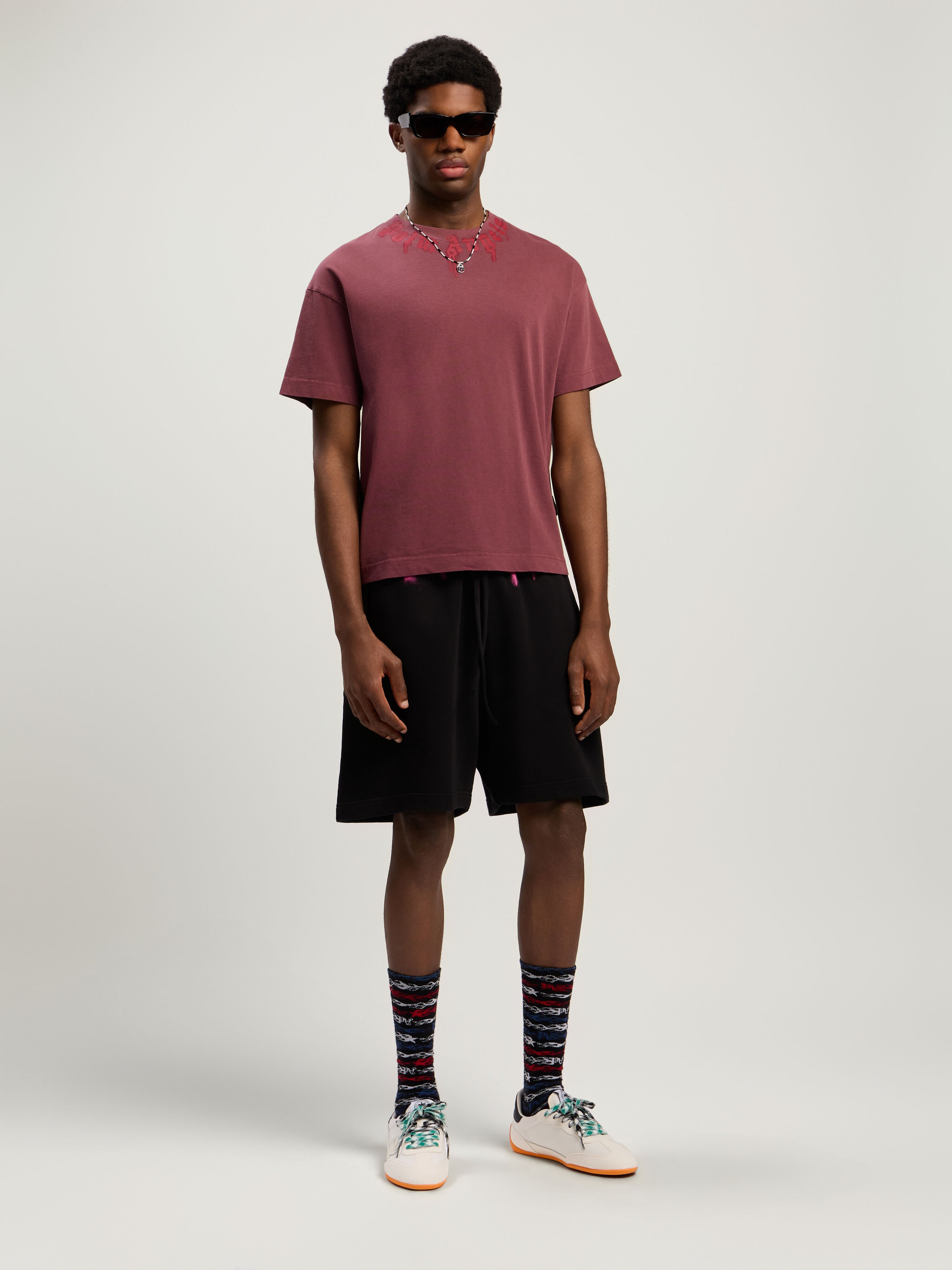 PALM ANGELS Sprayed Logo Sweatshorts BLACK - FUCHSIA PMCI019F25FLE003