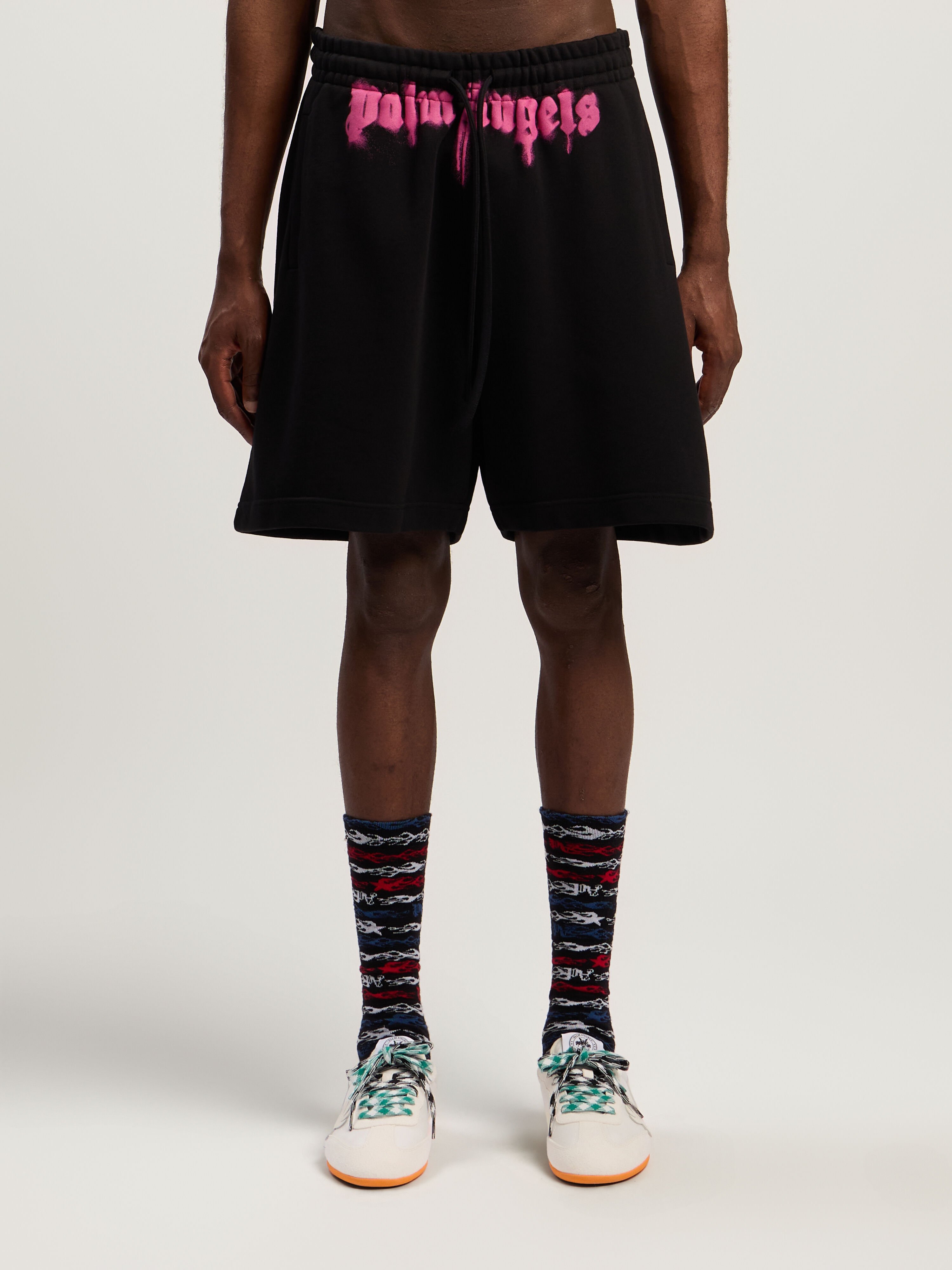 PALM ANGELS Sprayed Logo Sweatshorts BLACK - FUCHSIA PMCI019F25FLE003