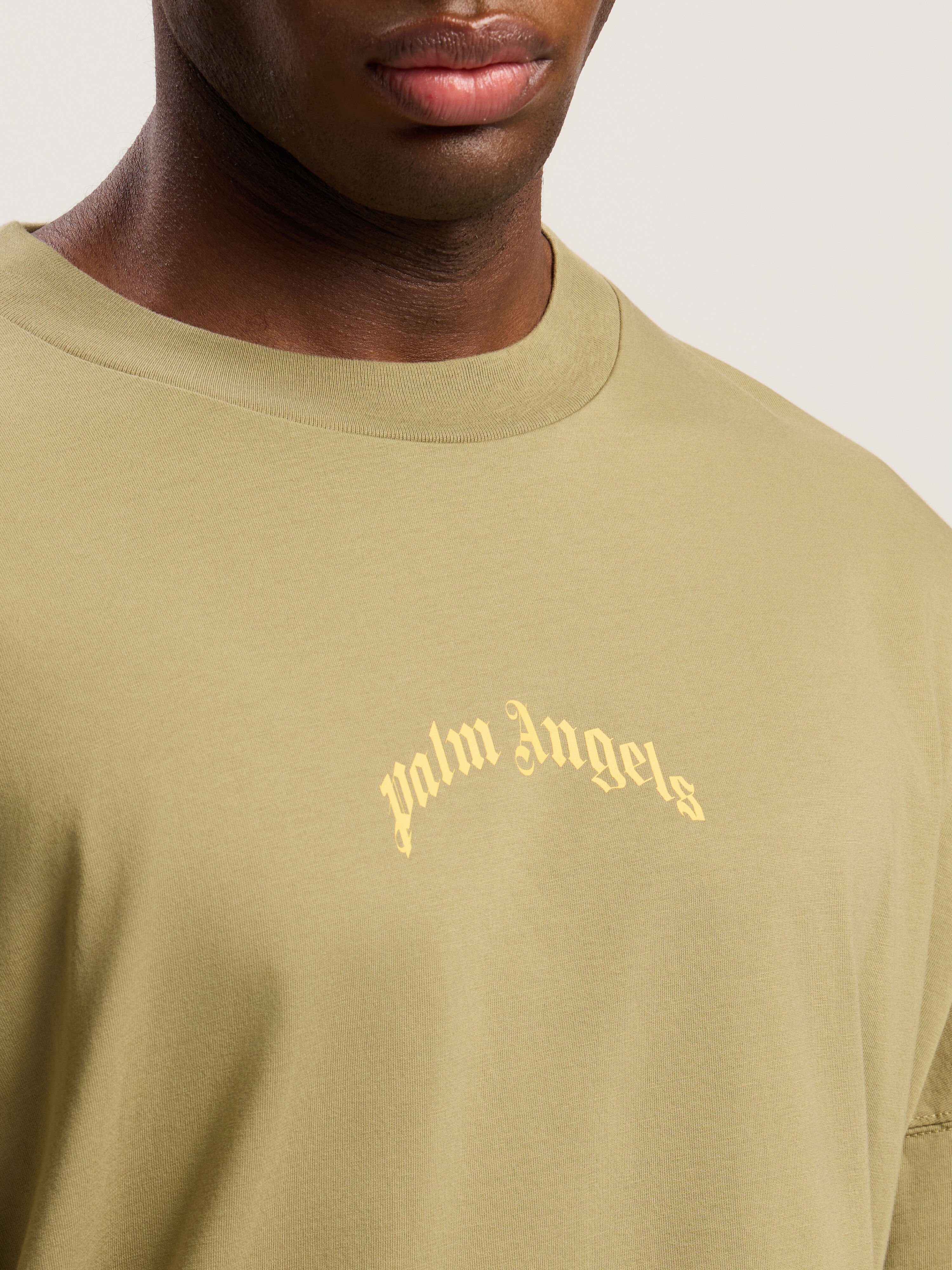 Curved Logo Long Sleeve T-Shirt PALM ANGELS Curved Logo Long Sleeve T-Shirt ARMY GREEN - YELLOW PMAB059F25JER001