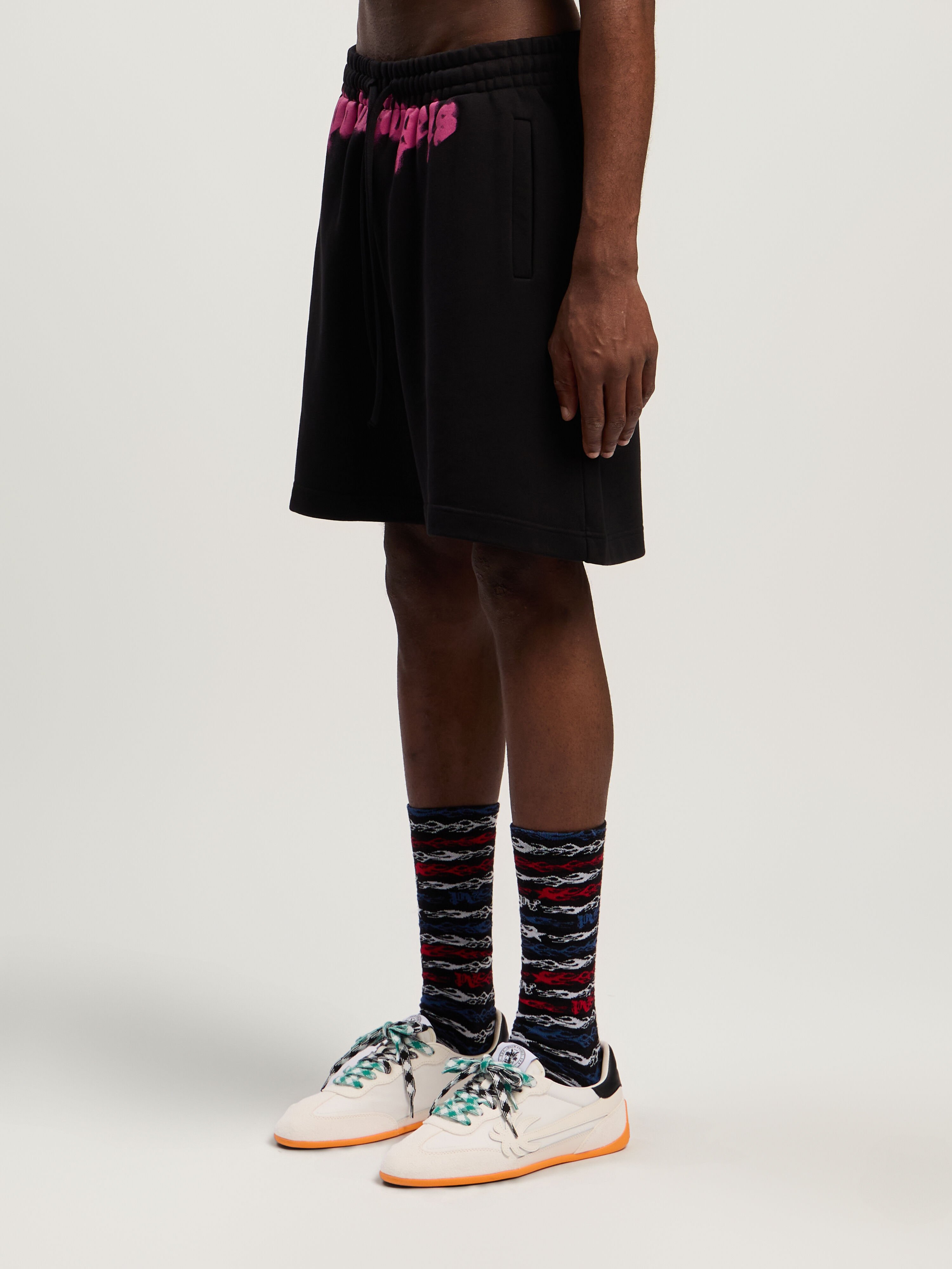 PALM ANGELS Sprayed Logo Sweatshorts BLACK - FUCHSIA PMCI019F25FLE003