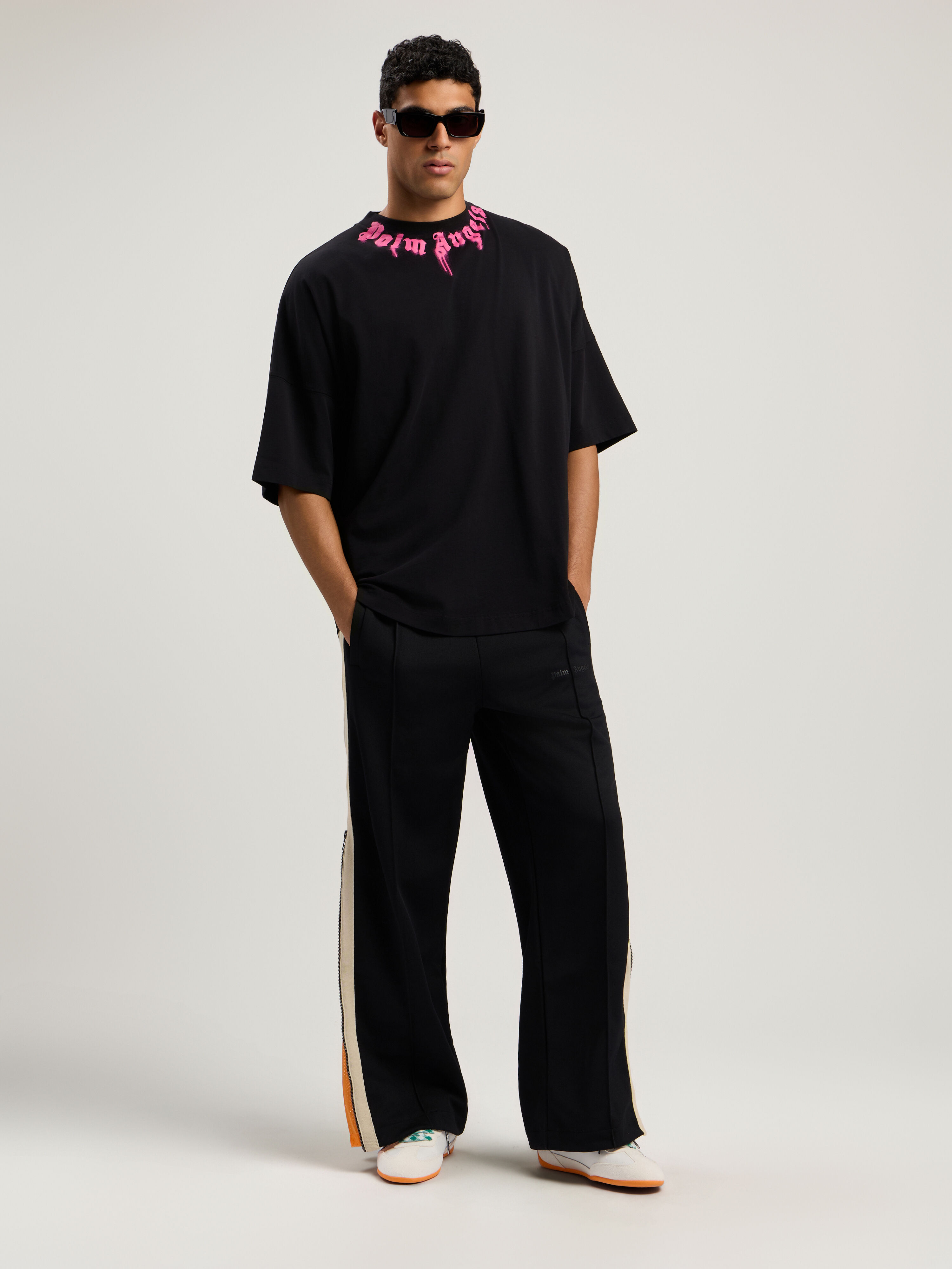 PALM ANGELS Curved Logo T-Shirt BLACK - FUCHSIA PMAA10BF25JER006