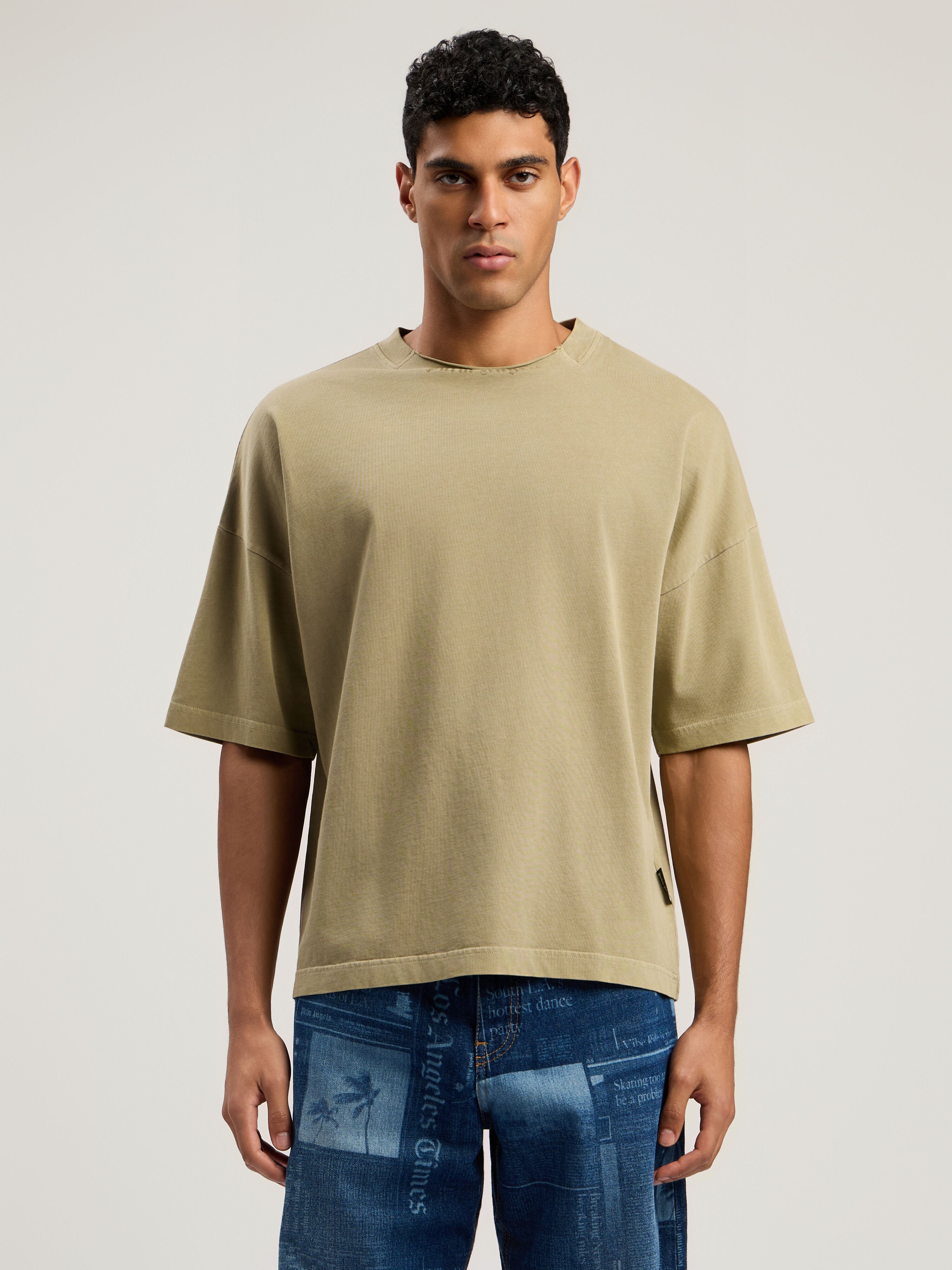 Curved Logo Loose Collar T-Shirt PALM ANGELS Curved Logo Loose Collar T-Shirt ARMY GREEN - DARK GREEN PMAA10HF25JER001